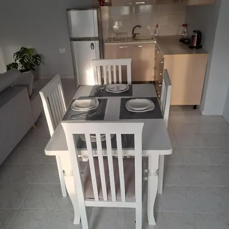 Spacious Residential 地拉那